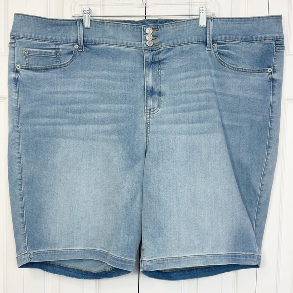 NWT Torrid Light Wash Denim Super Soft Jegging 11" Bermuda Shorts 30 - Picture 1 of 16